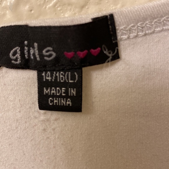 A white shirt with a design - Picture 4 of 4